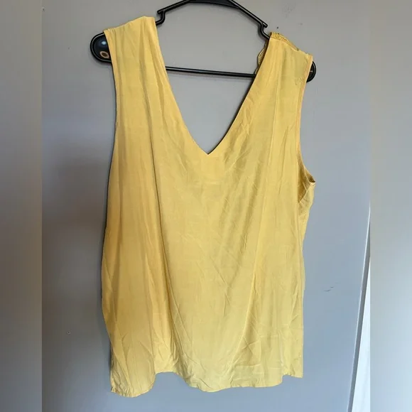 Yellow Lace Trim V-Neck Women's Top Size Large - Picture 2 of 7